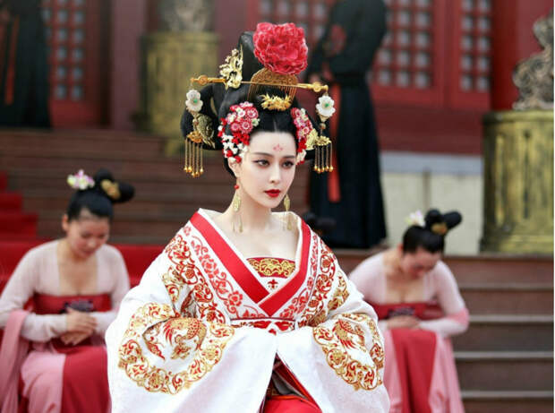 У Цзэтянь вошла в историю Китая как первая (и единственная) женщина, присвоившая императорский титул и единолично правившая страной более сорока лет.