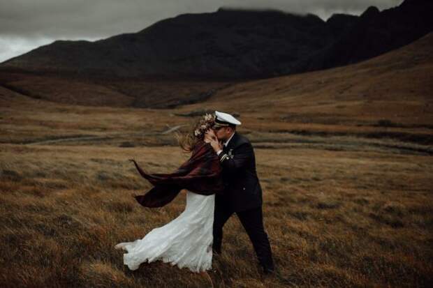 Нежный и романтичый поцелуй на живописном острове Шотландии. Автор фотографии: (Radu Benjamin) Раду Бенджамин.