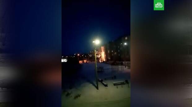 Пятиэтажку в Канске обстреляли фейерверками: видео
