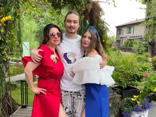 Жена сына Королевой отметила день рождения в голом платье, Черкасов вычеркнул бывших: соцсети звезд