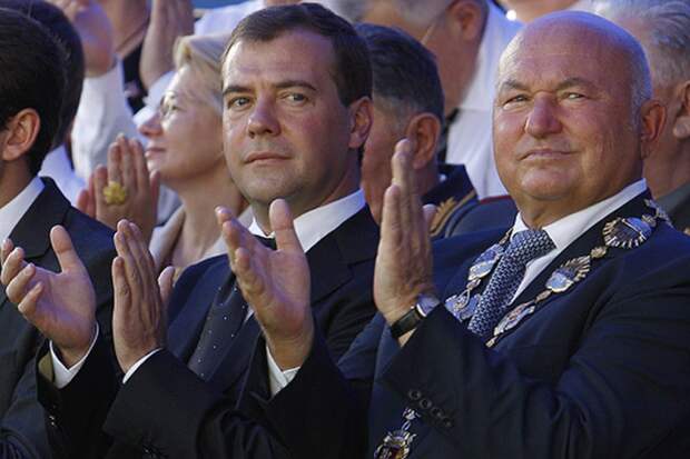 Дмитрий Медведев и Юрий Лужков Дмитрий Медведев и Юрий Лужков