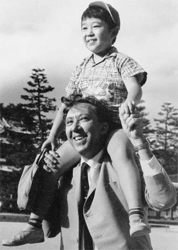 Юрий Никулин с японским мальчиком Тихару Инаеси. 1966 год  история, никулин, фото