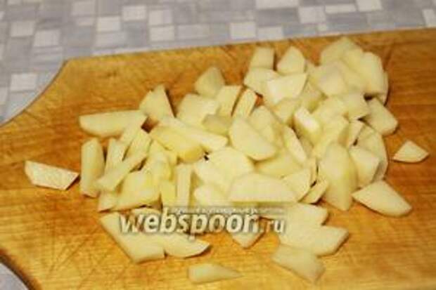 Картофель очистить и нарезать брусочками.