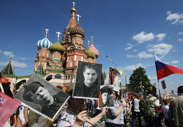 Участники акции памяти "Бессмертный полк" во время шествия на Красной площади в День Победы, Москва, 9 мая