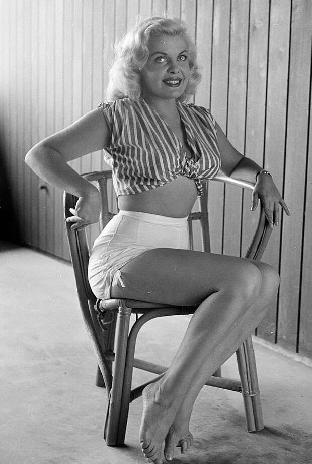 КЛЕО МУР – БИОГРАФИЯ И ГЛАМУРНЫЕ ФОТОГРАФИИ КОРОЛЕВЫ B-MOVIES 1950-Х