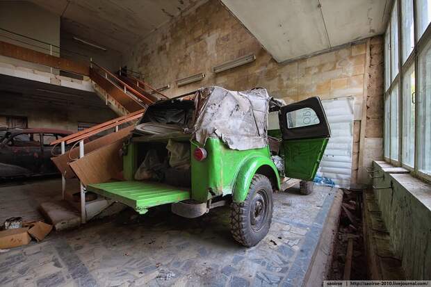 Возле окошка грелся на солнышке внедорожник ГАЗ-69. Он выпускался с 1951—1972 и был "с нуля" разработан советскими конструкторами. СССР, авто, лагерь, ретро, ретро авто