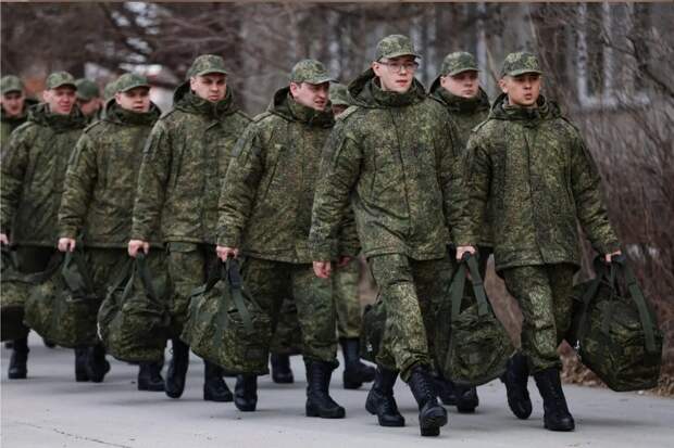 Из Новосибирска на срочную службу отправили первую группу из 15 новобранцев