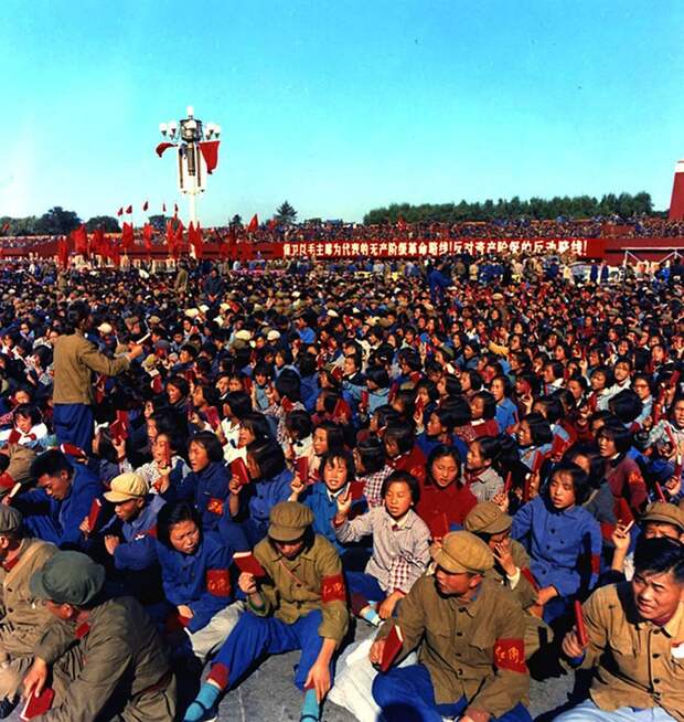 Одна из самых знаменитых фотографий протеста на Тяньаньмэнь-1989. А ведь с обеих сторон противостояния стоят фактически ровесники: студенты и солдаты.-10