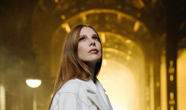 Певица Наталья Подольская снялась в топе без лифчика и мини-юбке