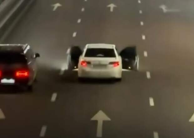 В Алматы водитель ехал с открытыми дверями и громкой музыкой. Его ищет полиция