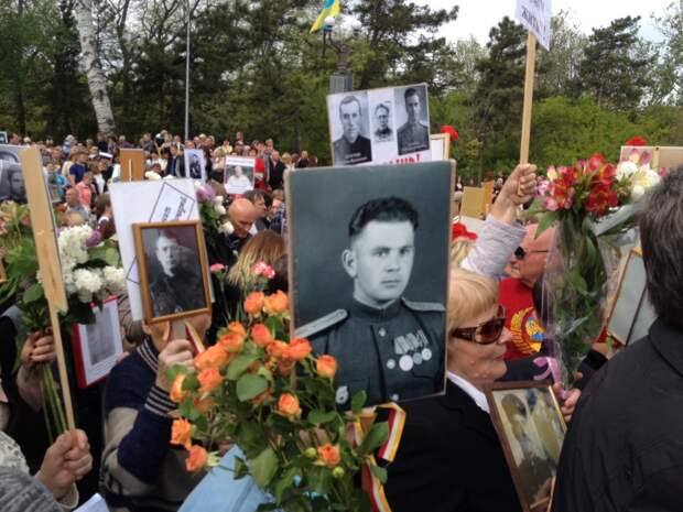 Бессмертный полк в День Победы шагает по Одессе и по Украине