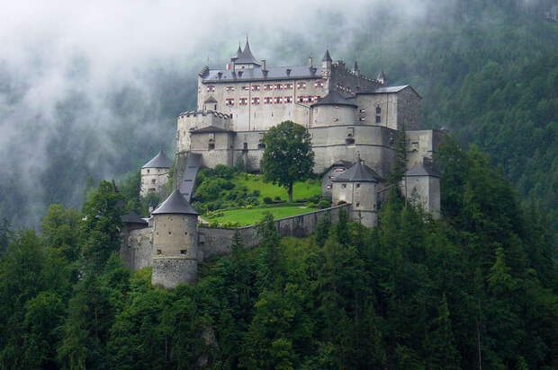 Замок Хоэнверфен, Австрия. Построен в 1075—1078 году. европа, замки, история, средневековье