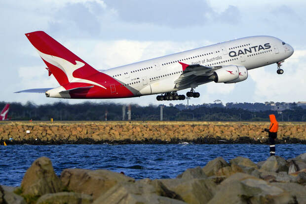 Qantas A380 вылетает из аэропорта Сиднея над заливом БотаниQantas A380 вылетает из аэропорта Сиднея над заливом Ботани