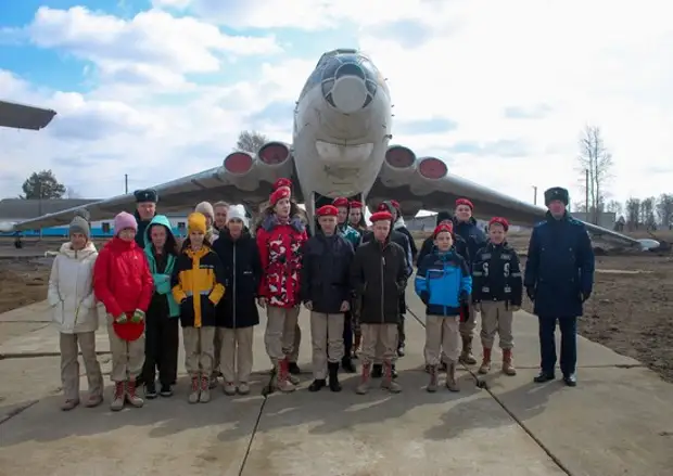 Авиационный полк стратегических ракетоносцев Ту-95МС провел день открытых дверей для юнармейцев