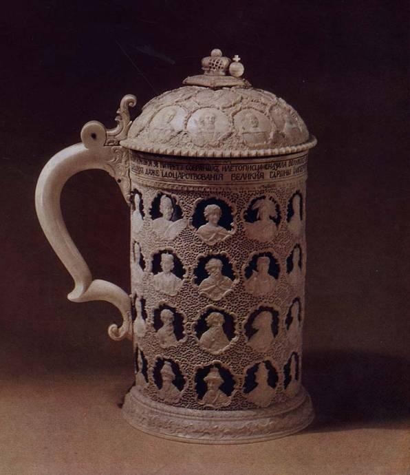 Дудин О.Х. Кружка с 58 портретными изображениями. 1774-1775. Резная кость Государственный Эрмитаж Дудин О.Х. Кружка с 58 портретными изображениями. 1774-1775. Резная кость Государственный Эрмитаж