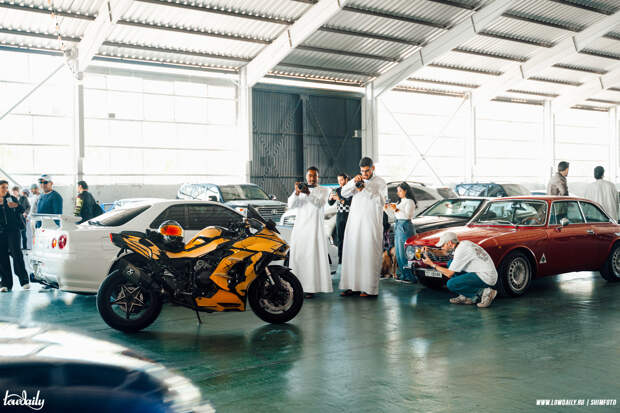 Редкие автомобили на парковке кофейни в ОАЭ