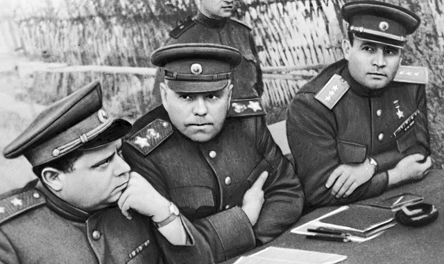 Иван ЧерняховскийЗа столом (слева направо): В.Е. Макаров - бригадный комиссар, Александр Михайлович Василевский - начальника Генерального штаба, Иван Данилович Черняховский, генерал армии.