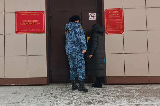 Под Новосибирском мать-кукушка попыталась сбежать от пристава через окно