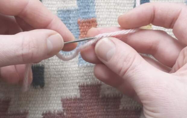 Этот способ позволит соединить кусочки пряжи в единую нить прочно и незаметно, без узелков! Бывает, что при вязании остаются обрывки и кусочки пряжи разной длины.-6