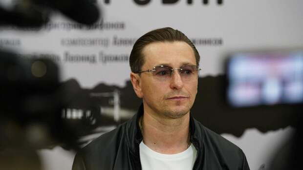 Суд запретил предпринимательнице продавать маски с лицом Сергея Безрукова