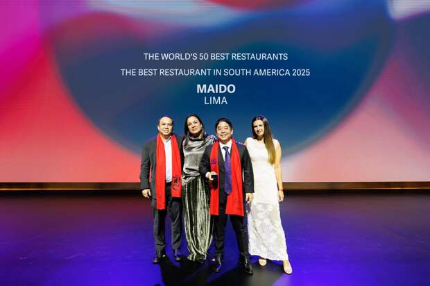 Команда ресторана Maido на церемонии The World&rsquo;s 50 Best Restaurants 2025. Второй справа&nbsp;&mdash; шеф-повар Мицухару Цумура. &laquo;Наша идея&nbsp;&mdash; демократизировать роскошь&raquo;,&nbsp;&mdash; сказал он на церемонии.