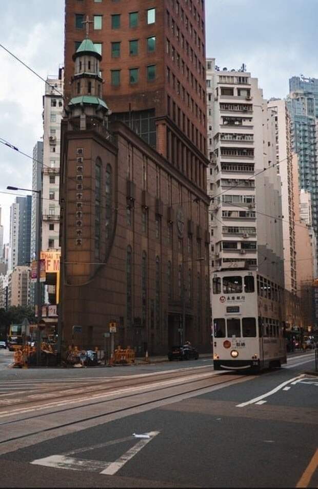 Этот трамвай выглядит очень, ну очень высоким в мире, животные, здания, иллюзии, иллюзия, интересное, люди
