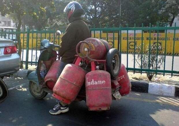 Заряд, достаточный, чтобы превратить этот скутер и его водителя просто в пыль. безопасность, идиоты, прикол, юмор