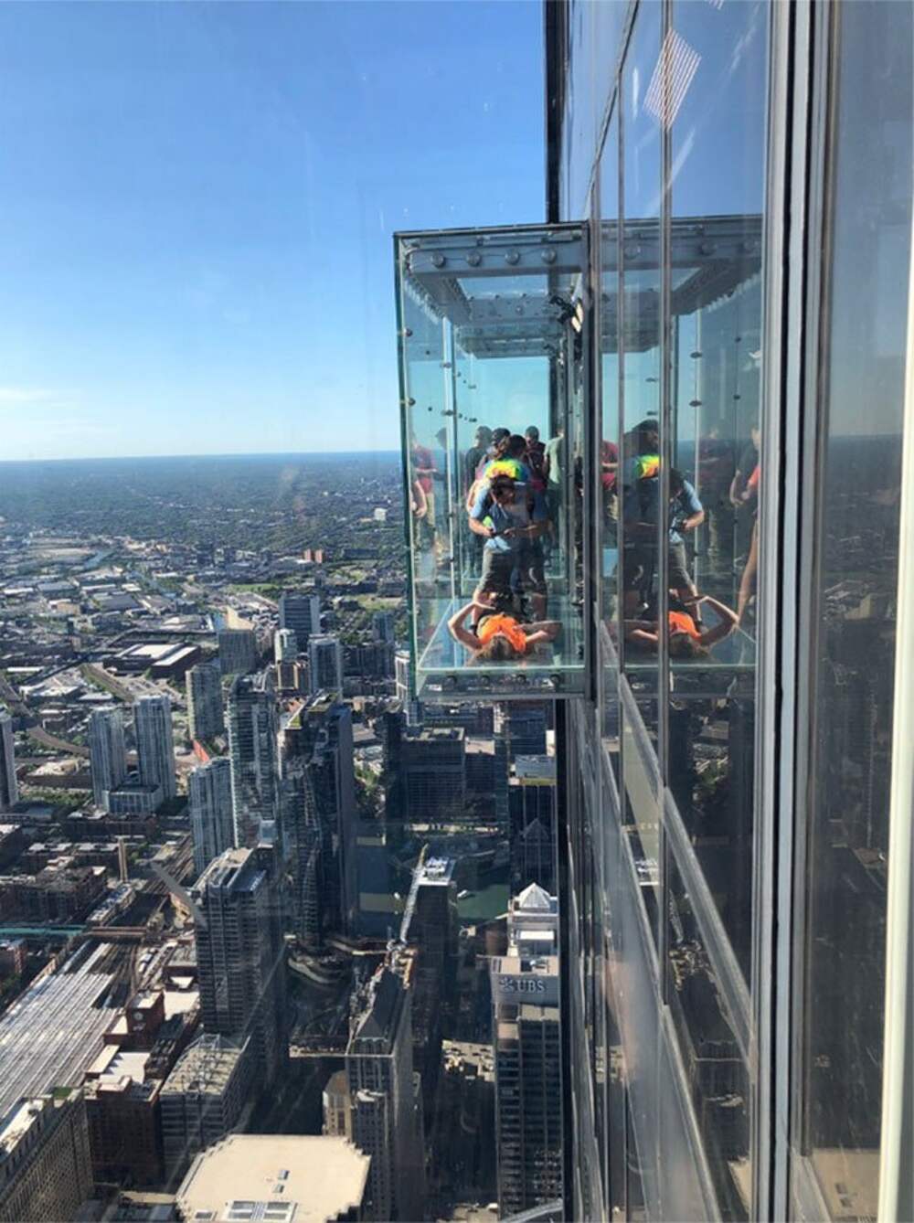 Высота стекла. Скайдек Чикаго. Уиллис Тауэр Чикаго смотровая площадка. Skydeck Chicago смотровая площадка. Обзорная площадка небоскреба Уиллис Тауэр.