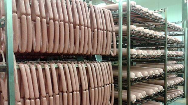 Опасный товар: в Саратовскую область не пустили 150 кг колбасы из Казахстана