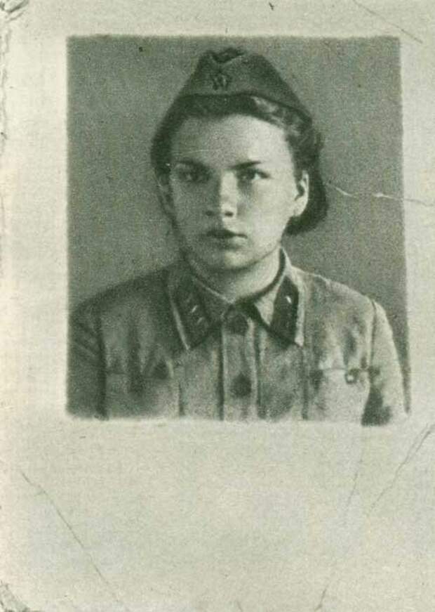 Старший сержант радист Зенаида Бердышева. 1942 год.