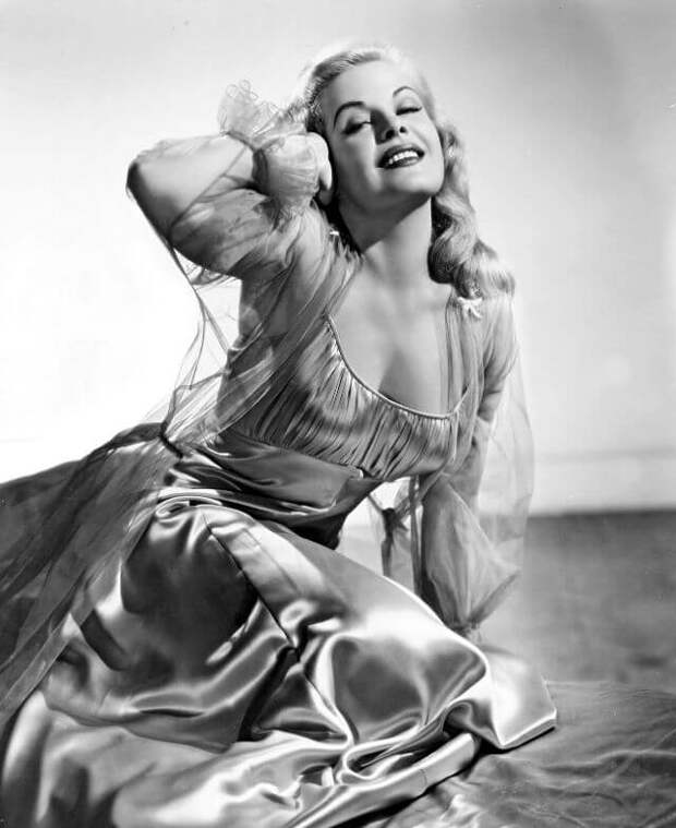 КЛЕО МУР – БИОГРАФИЯ И ГЛАМУРНЫЕ ФОТОГРАФИИ КОРОЛЕВЫ B-MOVIES 1950-Х
