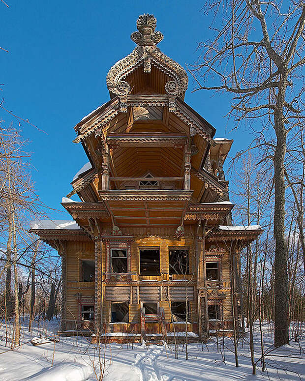 Заброшенный деревянный дом в России