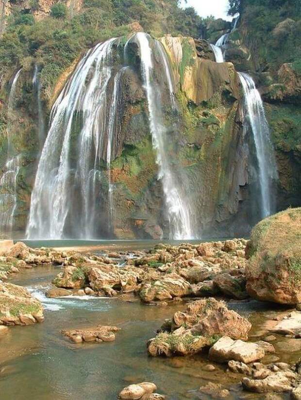 Мощный водопад Да Диешиу
