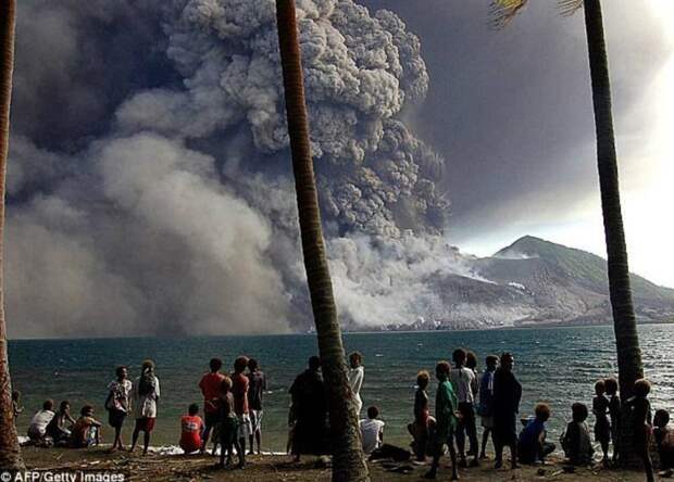 Извержение вулкана Кадовар началось в 5 января 2018 года, в последующие дни продолжались выбросы облаков пепла. Уже к 6 января около 50% территории Кадовара было покрыто лавой. в мире, вулкан, извержение вулкана, новости, папуа-новая гвинея, происшествия, стихийные бедствия, фото
