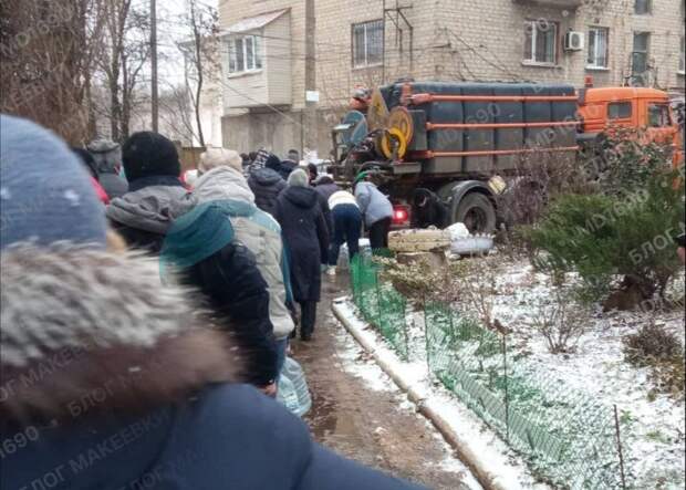 Очередь за водой на ул. Бестужева на Гвардейке в Макеевке