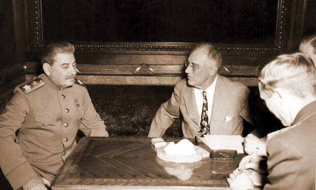 Сталин беседует с Рузвельтом на Ялтинской конференции, 4 февраля 1945 года (https://fdr.blogs.archives.gov) - Тост за ленд-лиз | Военно-исторический портал Warspot.ru