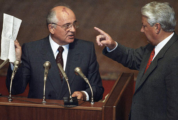 Президент СССР Михаил Горбачев (слева) и президент РФ Борис Ельцин (справа) во время вечернего заседания внеочередной сессии ВС РСФСР, август 1991 года