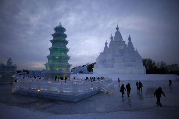 Многие ледяные строения воссоздают реальные известные здания по всему миру.  Ледяная  скульптура, факты