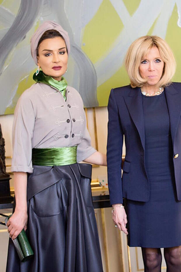 Шейха Моза (комплект Dior) и первая леди Франции Брижит Макрон