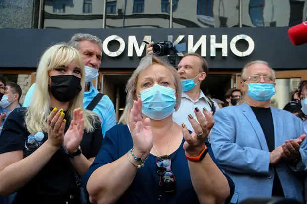 Владимира Меньшова проводили в последний путь громкими аплодисментами