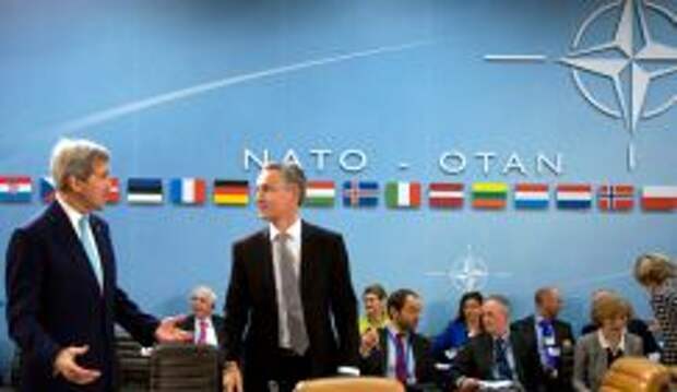 Госсекретарь США Джон Керри (слева) и генеральный секретарь НАТО Йенс Столтенберг