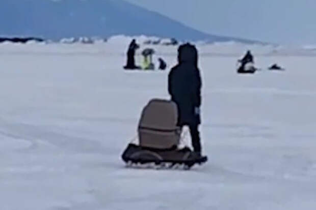 Россиянка придумала необычную замену детской коляске и прокатила младенца на льду