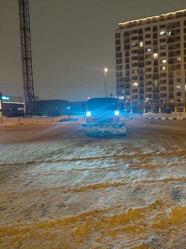В Петербурге в понедельник очистят кровли домов и парковки от снега