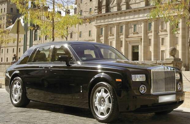 Rolls-Royce Phantom – британский автомобиль класса люкс.