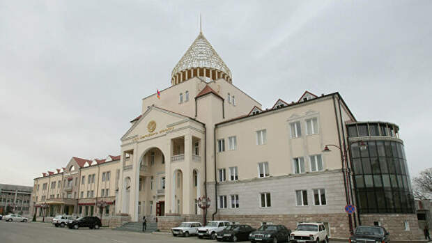 Здание парламента Нагорно-Карабахской Республики, расположенное в центре Степанакерта