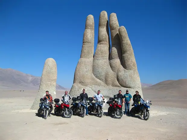 Гигантская рука находится в пустыне Атакама.