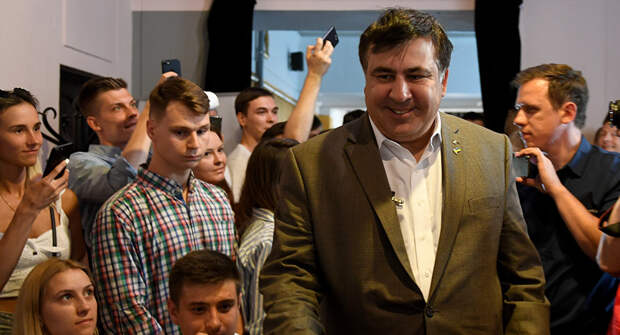 Саакашвили в Варшаве жалуется, что у него болит шея — душили всю дорогу
