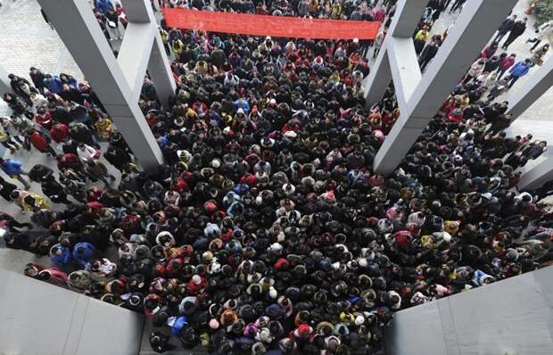 1. Вход в учебный корпус перед трехдневным экзаменом в аспирантуру в Хэфэе (провинция Аньхой). китай, личное пространство, перенаселенность, повседневность, толпа, факты, фото