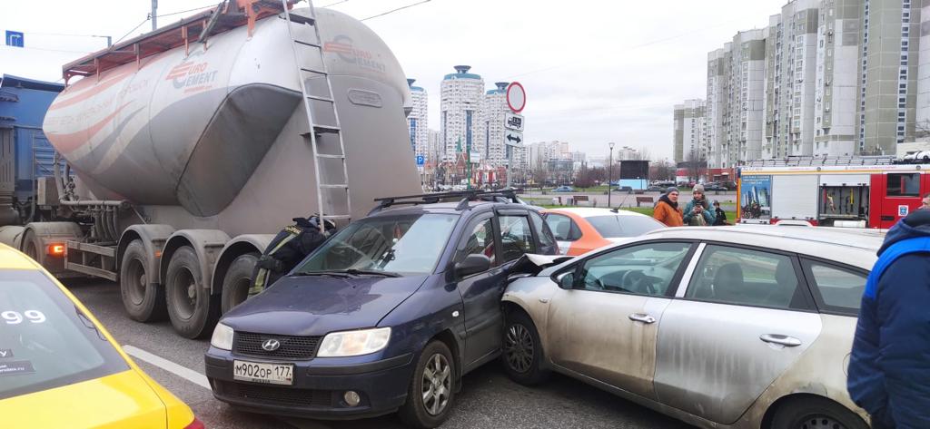 Причиной крупной аварии на Люблинской могло стать несоблюдение дистанции водителем грузовика