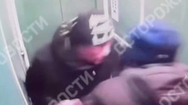 В Барнауле боксер избил в лифте парня с ДЦП / Фото: кадр из видео